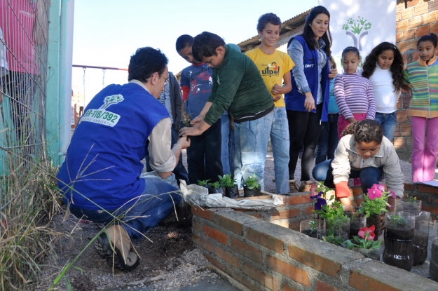 Atividade de Educação Ambiental na Escola Profª Daura Ferreira Pinto no Dia Mundial da Educação.