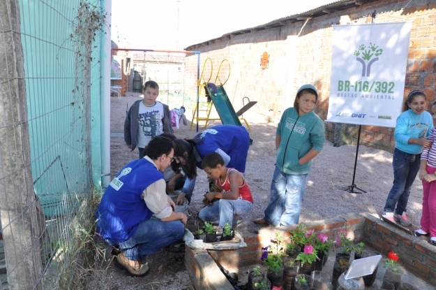 Atividade de Educação Ambiental na Escola Profª Daura Ferreira Pinto no Dia Mundial da Educação.