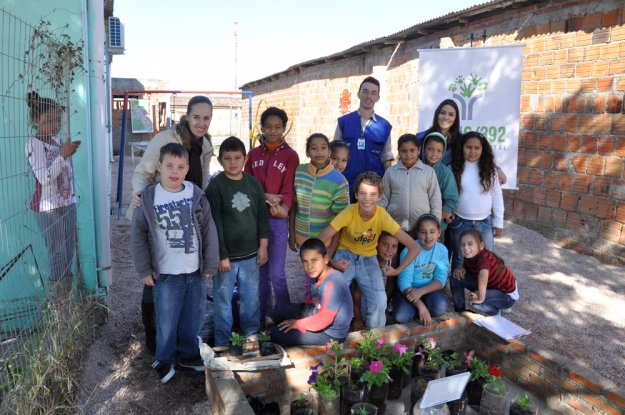 Atividade de Educação Ambiental na Escola Profª Daura Ferreira Pinto no Dia Mundial da Educação.