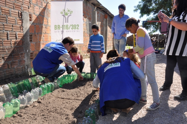 Atividade de Educação Ambiental na Escola Profª Daura Ferreira Pinto no Dia Mundial da Educação.