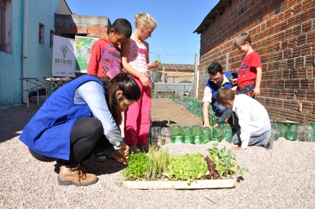 Atividade de Educação Ambiental na Escola Profª Daura Ferreira Pinto no Dia Mundial da Educação.