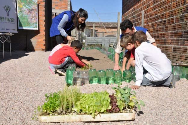 Atividade de Educação Ambiental na Escola Profª Daura Ferreira Pinto no Dia Mundial da Educação.