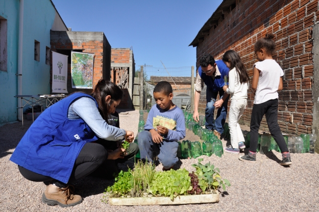 Atividade de Educação Ambiental na Escola Profª Daura Ferreira Pinto no Dia Mundial da Educação.