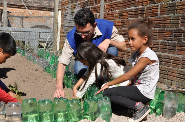 Atividade de Educação Ambiental na Escola Profª Daura Ferreira Pinto no Dia Mundial da Educação.