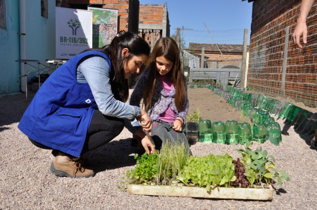 Atividade de Educação Ambiental na Escola Profª Daura Ferreira Pinto no Dia Mundial da Educação.