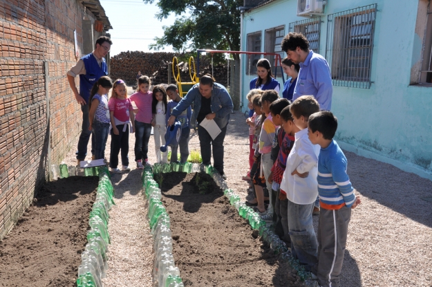 Atividade de Educação Ambiental na Escola Profª Daura Ferreira Pinto no Dia Mundial da Educação.