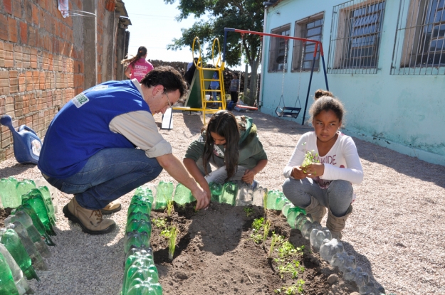 Atividade de Educação Ambiental na Escola Profª Daura Ferreira Pinto no Dia Mundial da Educação.