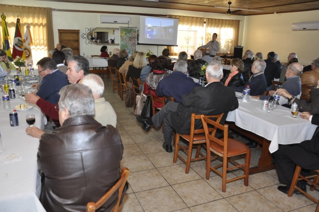 Reunião almoço como os rotarianos do Rotary Club Pelotas Norte.
