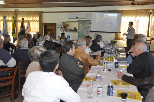 Reunião almoço como os rotarianos do Rotary Club Pelotas Norte.