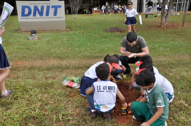 Plantio de mudas de árvores no DNIT no Dia Mundial do Meio Ambiente em Brasília. 
