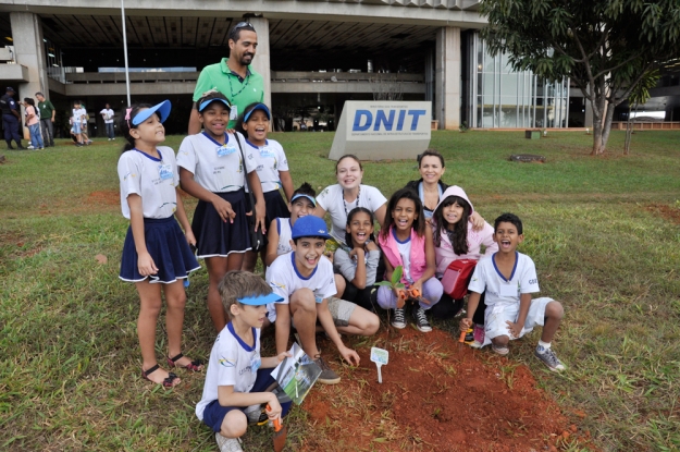 Plantio de mudas de árvores no DNIT no Dia Mundial do Meio Ambiente em Brasília. 