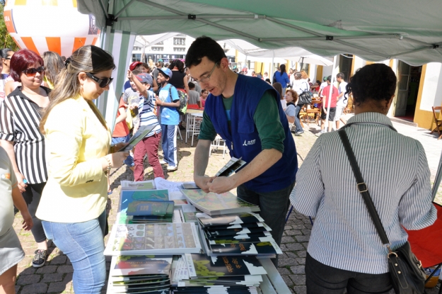 Foram distribuídos materiais educativos para as escolas presentes e para comunidade.