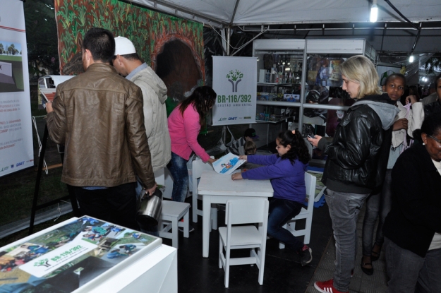 Estande da Gestão Ambiental na 42ª Feira do Livro de Pelotas - 02 de novembro de 2014.