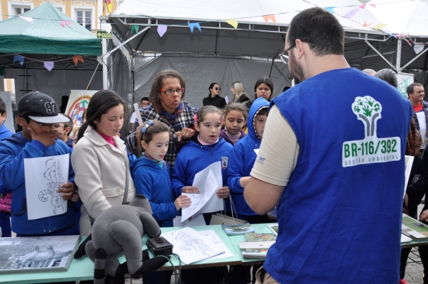 Equipe da Gestão Ambiental da BR-116/392 na atividade da Rua Verde. 17 de junho de 2015