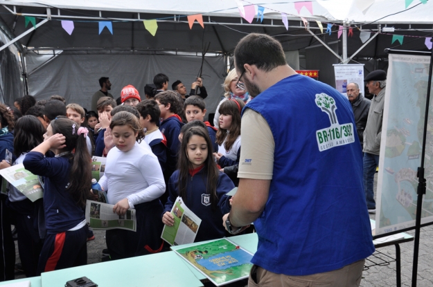 Equipe da Gestão Ambiental da BR-116/392 na atividade da Rua Verde. 17 de junho de 2015